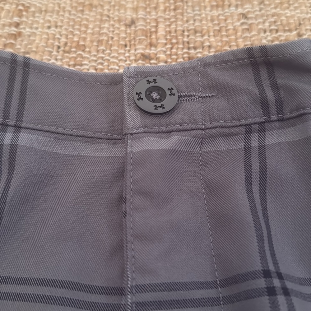 Under Armour Gray Plaid Flat Front Shorts Sz Youth Large - Picture 4 of 7